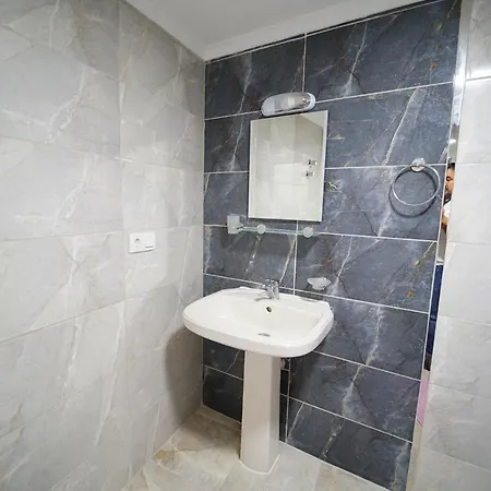 Merkezde 8 Kisilik 3 Yatak Odali Ve 3 Banyolu Daire Apartament