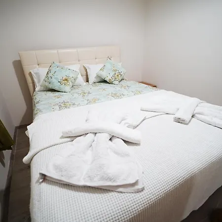 Merkezde 8 Kisilik 3 Yatak Odali Ve 3 Banyolu Daire Apartament