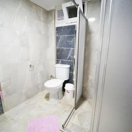 Merkezde 8 Kisilik 3 Yatak Odali Ve 3 Banyolu Daire