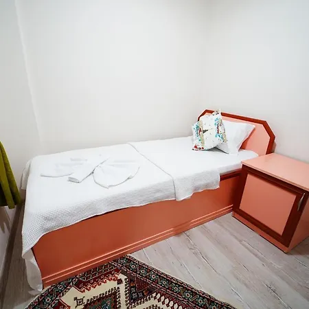 Merkezde 8 Kisilik 3 Yatak Odali Ve 3 Banyolu Daire